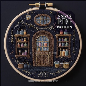 Puede incluir: Arte de bordado en aro que representa una tienda fantástica con una puerta de madera, estantes llenos de botellas de colores y una ventana con estrellas. El texto "6 SIZES PDF PATTERN" es visible en la esquina superior derecha.