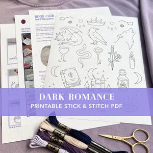 Könnte beinhalten: Druckbare Stick-and-Stitch-Vorlagen mit einem Dark-Romance-Thema. Die Designs umfassen einen Drachen, einen Raben, einen Wolf und andere gotisch inspirierte Illustrationen. Stickgarn in Lila, Blau und Creme sowie eine goldene Schere sind ebenfalls zu sehen.