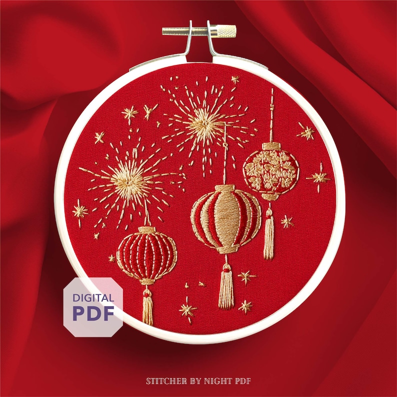 Puede incluir: Arte de aro bordado con hilo dorado sobre fondo rojo. El dise&ntilde;o incluye fuegos artificiales y tres linternas ornamentadas. El texto "DIGITAL PDF" est&aacute; en la esquina inferior izquierda. El texto "STITCHER BY NIGHT PDF" est&aacute; en la parte inferior.