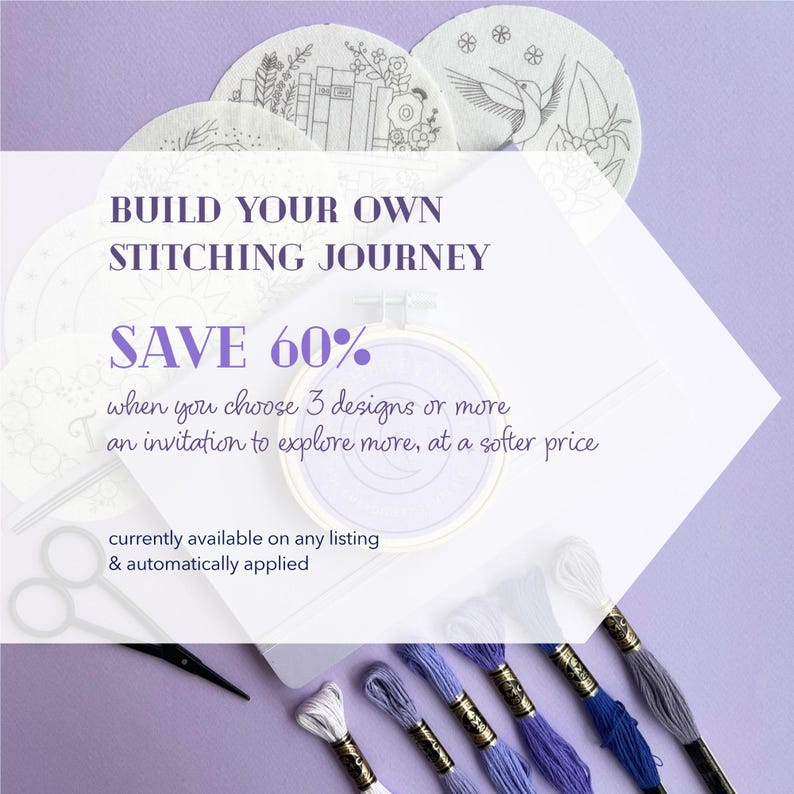 Puede incluir: Imagen promocional para un proyecto de bordado. La imagen presenta bastidores de bordado, hilo, tijeras y dise&ntilde;os circulares. El texto incluye "BUILD YOUR OWN STITCHING JOURNEY" y "SAVE 60%" con detalles de la oferta. Fondo morado suave.