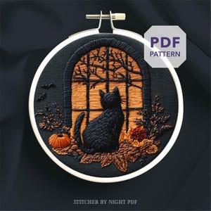 Peut inclure: Broderie d'art sur le thème d'Halloween, représentant un chat noir devant une fenêtre avec une scène automnale. Le motif comprend une citrouille, des feuilles et le texte "PDF PATTERN" et "Stitcher by Night PDF". L'œuvre est sur fond sombre.