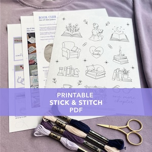 Puede incluir: Un conjunto de suministros de bordado, que incluye patrones impresos, hilo de bordar y tijeras doradas. Los patrones presentan dibujos lineales de libros, un gato y otras imágenes relacionadas con los libros. El texto del patrón dice "BOOK CLUB" y "PRINTABLE STICK & STITCH PDF."