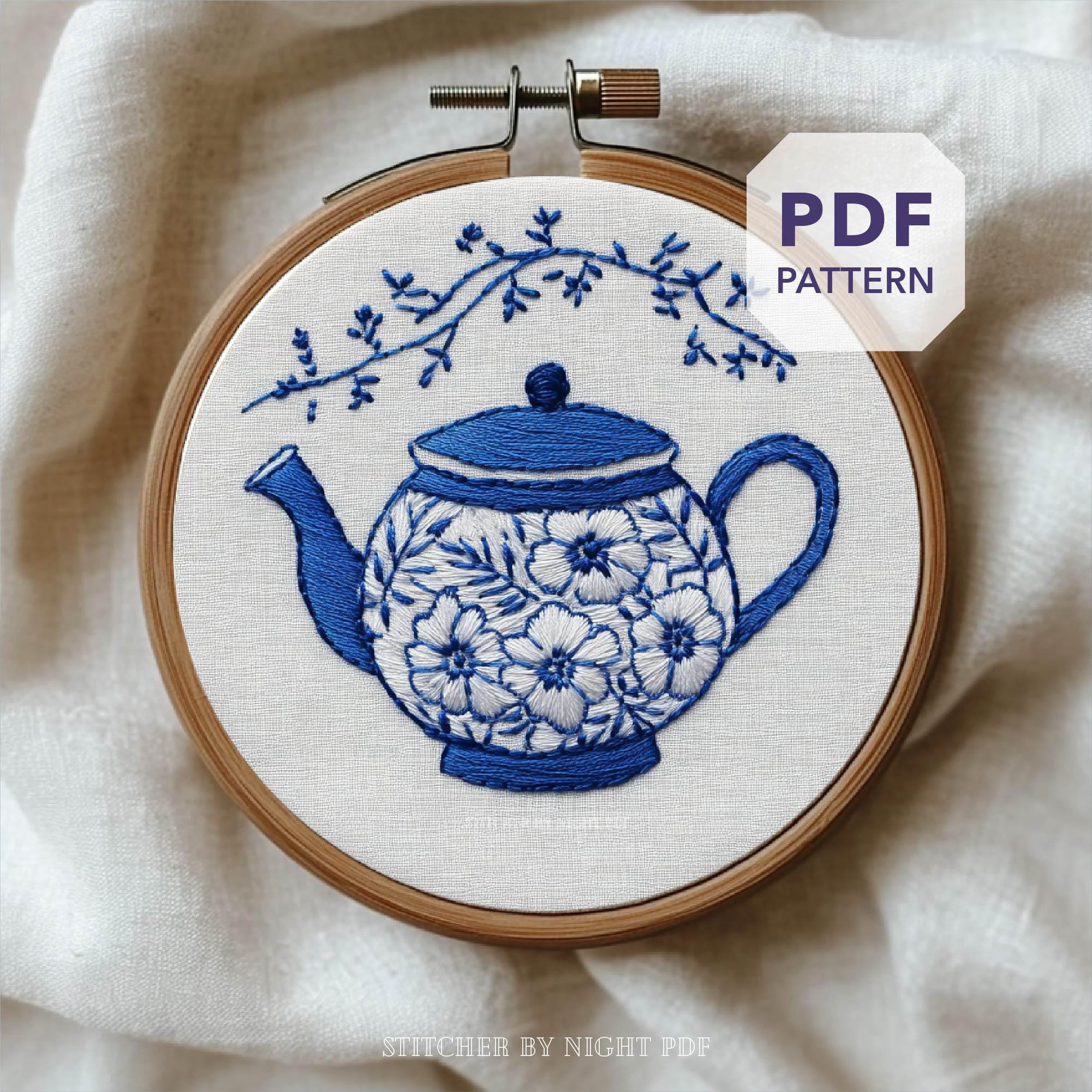 Lot Théière Bleue Fleurie Avec 2 Tasses Assorties - En Porcelaine, Motif Fleuri - Lot De 3 Pièces Neuves, Fabrication Française