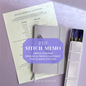 Peut inclure: Un document PDF intitulé "Stitch Memo" avec un diagramme simple et un glossaire de 30 points de couture principaux en anglais et en français. Le document est posé sur une surface violette à côté d'un carnet gris et d'une boîte métallique de fil à broder.