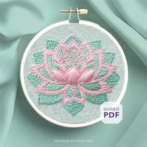 Può includere: Fiore di loto ricamato in un telaio rotondo. Il fiore è rosa e verde acqua, con cuciture dettagliate. Il testo "GUIDED PDF" è in un riquadro bianco. Il testo "STITCHER BY NIGHT PDF" è in basso.