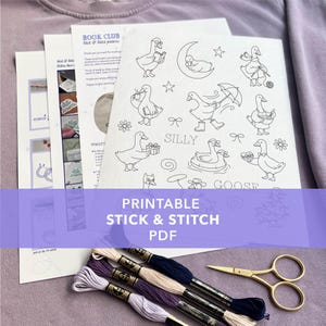 Puede incluir: Suministros de bordado que incluyen una hoja de patrones impresa con ilustraciones de gansos, hilo de bordar en tonos morado, crema y azul marino, y tijeras doradas. El texto "PRINTABLE STICK & STITCH PDF" es visible.