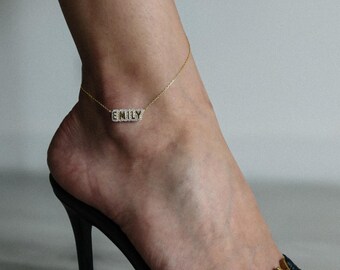 Tobillera con placa de nombre en oro de 14k, pulsera tobillera de plata esterlina con diamantes pavé personalizados para mujer.