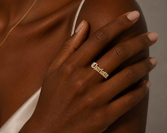 Anillo personalizado con nombre gótico, delicada placa de nombre de estilo inglés antiguo, anillo personalizado con nombre en oro macizo de 14k para mujer.