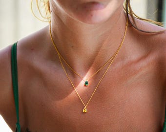 Collar con piedra de nacimiento, delicado colgante en forma de lágrima, pequeño colgante de esmeralda, collar con el mes de nacimiento, collar de oro con piedras preciosas genuinas, cristales tallados en forma de pera