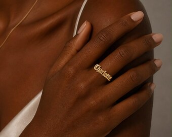 Anillo personalizado con nombre gótico, delicada placa de nombre de estilo inglés antiguo, anillo personalizado con nombre en oro macizo de 14k para mujer.