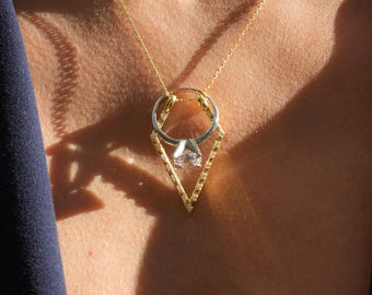Collar porta anillos con diamantes pavé, colgante geométrico con piedra de nacimiento, colgante porta anillos de boda, collar porta anillos personalizado de oro.