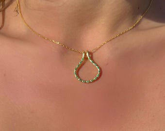 Collar con soporte para anillos de piedra natal, colgante para anillos de boda con forma de herradura de esmeralda y diamante, colgante para anillos, collar personalizado para anillos.