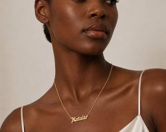 Collar con nombre gótico, colgante con placa de nombre personalizada en oro antiguo inglés de 14k
