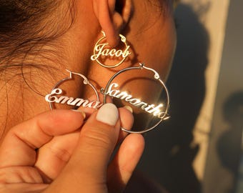 Pendientes con nombre personalizado, pendientes de aro delicados con nombre en oro de 14k personalizados, pendientes colgantes de plata esterlina con placa de nombre