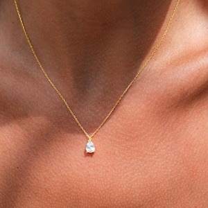 Tropfenförmige Diamant-Hochzeitskette, zierlicher birnenförmiger Diamantanhänger, zarte Diamantkette, Diamant-Geburtssteinschmuck