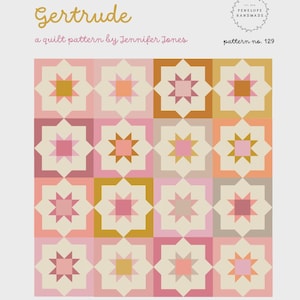 Op de afbeelding: Een quiltpatroon getiteld Gertrude door Jennifer Jones, patroonnummer 129 door Penelope Handmade. Het ontwerp bevat een raster van zestien vierkante blokken, elk met een stervorm in tinten roze, oranje, geel en crème, voor peuter-, plaid- en bedmaten.