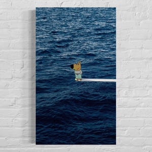 Puede incluir: Un perro de dibujos animados con pijama azul se para en una línea blanca sobre un océano azul oscuro.