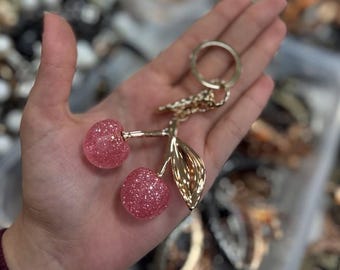 Nyckelring med körsbärs- och väskeberlock – glitterhänge, nyckelring i rostfritt stål, söt fruktväska, present till henne, handväskedekoration i 6 färger