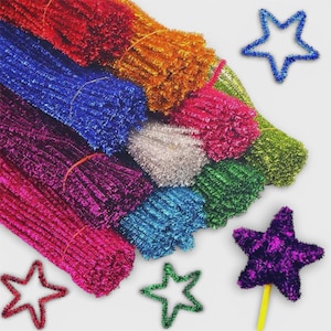 Op de afbeelding: Een verzameling kleurrijke pijpenragers, waaronder rood, oranje, blauw, zilver, roze, groen en paars. Verschillende stervormige pijpenragerdecoraties zijn verspreid rond de bundels, met een ster op een gele stok.