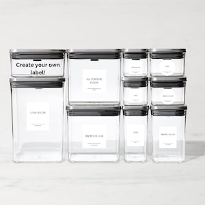 Puede incluir: Un conjunto de recipientes de almacenamiento de alimentos rectangulares transparentes con tapas plateadas. Algunos recipientes tienen etiquetas que dicen "Cane Sugar", "All Purpose Flour", "Brown Sugar" y "Oats". Un recipiente tiene el texto "Create your own label!"