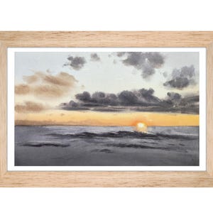 Può includere: Un dipinto ad acquerello incorniciato che raffigura un tramonto sull'oceano. La scena presenta un sole giallo brillante all'orizzonte, nuvole grigio scuro sopra e un mare calmo blu scuro sotto. L'opera è racchiusa in una cornice di legno chiaro.