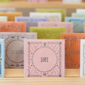 10 mini tarjetas de intención con soporte: felicidad, sanación, gratitud, resiliencia, inspiración, armonía, bienestar, amistad, amor, prosperidad