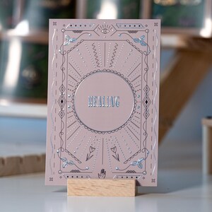 Tarjeta de 4 x 6 pulgadas con intención de curación, afirmación y manifestación, en papel plateado. Regalo para la familia, el duelo, la pérdida, la salud, el bienestar, la ruptura y las dificultades.