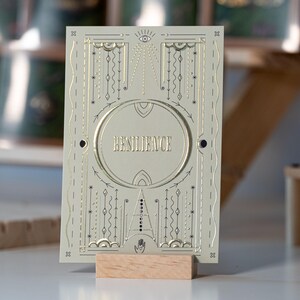 Tarjeta de 4 x 6 pulgadas con lámina dorada de color verde salvia con intención/afirmación/manifestación de resiliencia. Regalo para dama de honor, amiga, cumpleaños, familia y compañeros de trabajo