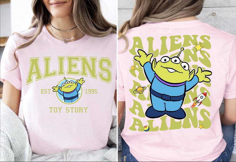Puede incluir: Camiseta rosa con un personaje extraterrestre verde de Toy Story. La parte delantera de la camiseta dice "ALIENS EST. 1995 TOY STORY". La parte trasera de la camiseta tiene un patr&oacute;n repetido de la palabra "ALIENS" con el personaje extraterrestre en el centro.
