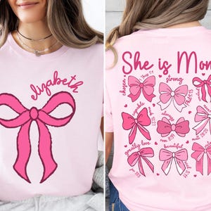 Koszulka Coquette She Is Mom, sweter Christian Mom, koszulka Strong Mom, bluza Pink Bow Mama, koszulka na Dzień Matki, koszulka Religijna Matka