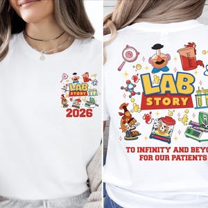 Op de afbeelding: Wit T-shirt met een kleurrijke "Lab Story" afbeelding met laboratoriumapparatuur en cartoonfiguren. Het ontwerp bevat het jaar "2026" in rood. De achterkant van het shirt heeft de tekst "To infinity and beyond for our patients."