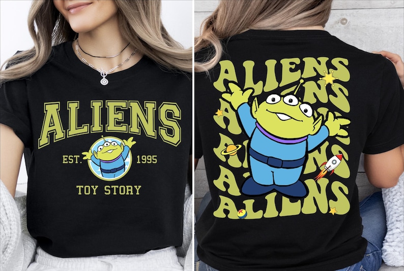 Puede incluir: Camiseta negra con un personaje extraterrestre verde de Toy Story. La parte delantera de la camiseta dice "Aliens Est. 1995 Toy Story". La parte trasera de la camiseta tiene un patr&oacute;n repetido de la palabra "Aliens" con el personaje extraterrestre en el centro.
