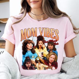 Maglietta Mom Vibes, Felpa per la Festa della Mamma, Maglione Divertente da Mamma, Maglietta Anni &#39;90 per Mamma, Maglietta Cool per Mamma, Regalo per la Mamma, Felpa con Cappuccio Retro per Mamma