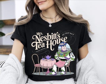 Camiseta de la Casa de Té de la Sra. Nesbitt de Toy Story, camiseta de Buzz Lightyear de Toy Story, suéter de la Casa de Té de Nesbitt, sudadera de Toy Story de Disney.