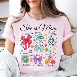 Koszulka She Is Mom, sweter Christian Mom, koszulka Strong Mom, bluza Coquette Pink Bow Mama, koszulka na Dzień Matki, koszulka Religijna Matka