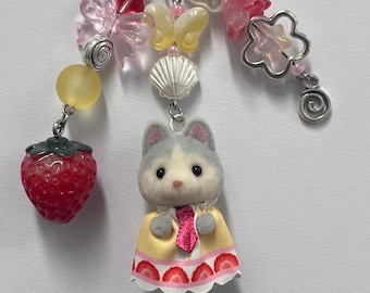Handgemaakte husky van Sylvanian Families / Calico critters met aardbeienthema en sleutelhanger met bedels