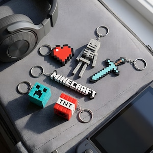 Conjunto de 6 llaveros Pixel Gamer – Iconos inspirados en BlockCraft – Amuletos Geek hechos a mano – Regalo para gamers – Colección de 6 piezas