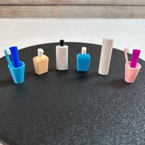 Badezimmer Zubehör Set 1:6 – Mini Zahnbürsten, Becher & Spender | Puppenhaus Bad Deko