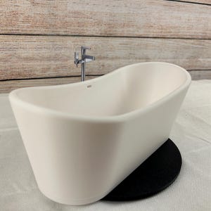 Freistehende Miniatur-Badewanne 1:6 – Perfekt für Puppenhäuser und Dioramen