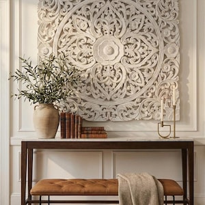 Met de hand gesneden decoratief paneel van Balinees hout | 39-inch muurkunst hangend uit 1 massief stuk | Verweerde witte kustafwerking | Aziatische mandala-snijwerk