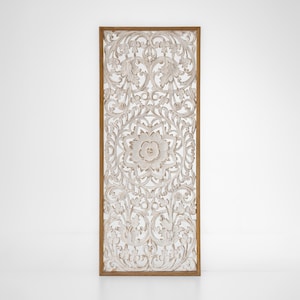Könnte beinhalten: Weiße Holz-Wanddekoration mit aufwendigen floralen Schnitzereien. Das Design zeigt eine große zentrale Blume, umgeben von kleineren floralen Motiven. Das Holz ist weiß lackiert mit einem hellbraunen Rahmen.