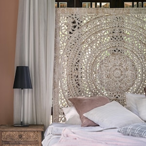 Cabecero Queen de 60 pulgadas con panel de teca tallada, mandala marroquí en tonos beige/blanqueado, arte geométrico grande para pared, pieza destacada de madera recuperada