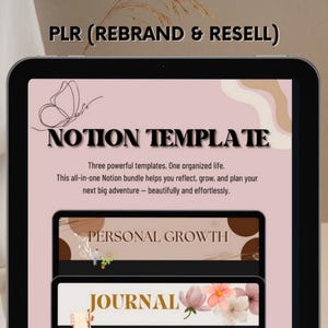 Könnte beinhalten: Ein digitales Tablet zeigt eine Notion-Vorlage mit dem Text "NOTION TEMPLATE". Der Bildschirm zeigt Vorlagen für persönliches Wachstum und Journaling. Das Bild enthält den Text "PLR (REBRAND & RESELL)" und eine Beschreibung des Notion-Pakets.