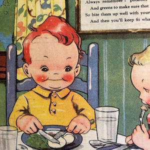 Puede incluir: Un niño de pelo rojo está sentado en una mesa con un plato de verduras verdes y patatas blancas. El niño está usando un tenedor y un cuchillo para comer. Hay un vaso de agua en la mesa. El texto en la pared dice: "There's greens and potatoes These make you strong in a Always remember: potatoes And greens to make sure that So bite them up well with your And then you'll keep fit wha"