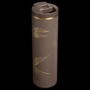 Puede incluir: Un termo de viaje marr&oacute;n con una banda dorada y un dise&ntilde;o de hojas doradas. El termo tiene una tapa abatible y es de forma cil&iacute;ndrica. El termo mide unos 20 cm de alto.