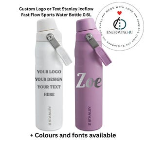 Puede incluir: Dos botellas de agua deportivas Stanley Iceflow. Una es blanca con texto personalizado, la otra es lavanda con el nombre "Zoe". Ambas tienen una capacidad de 0,6L, un asa y un cierre plateado. El texto "Custom Logo or Text" es visible.