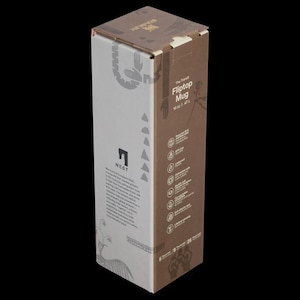 Puede incluir: Una caja alta y rectangular para una taza Stanley Fliptop. La caja es principalmente blanca y marr&oacute;n con las palabras "The Transit Fliptop Mug" impresas en el lateral. La caja tambi&eacute;n presenta el logotipo de Nest y otra informaci&oacute;n del producto.