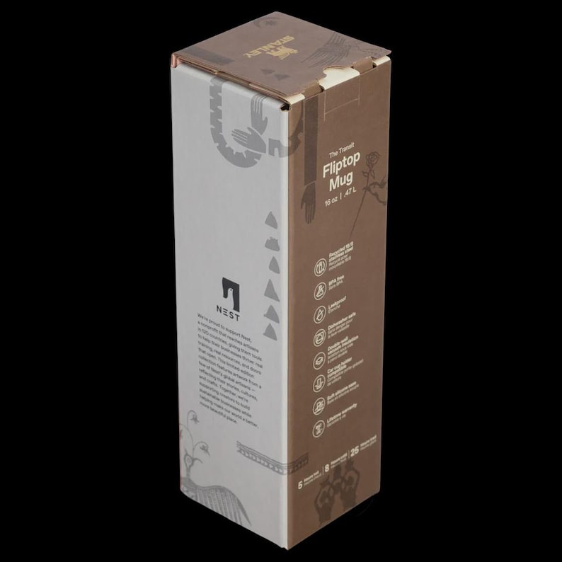 Puede incluir: Una caja alta y rectangular para una taza Stanley Fliptop. La caja es principalmente blanca y marr&oacute;n con las palabras "The Transit Fliptop Mug" impresas en el lateral. La caja tambi&eacute;n presenta el logotipo de Nest y otra informaci&oacute;n del producto.
