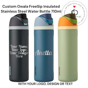 Puede incluir: Tres botellas de agua aisladas de acero inoxidable Owala FreeSip de 710 ml. La botella izquierda es negra con el texto 'Your Name, Your Logo, Your Design, Here'. La del medio es azul con 'Anetta'. La derecha es de color verde salvia.