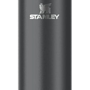 Może przedstawiać: Stalowa butelka na wodę w kolorze ciemnoszarym z srebrną pokrywką i logo Stanley. Butelka jest oznaczona "The All Day Slim Bottle 0.6 L".